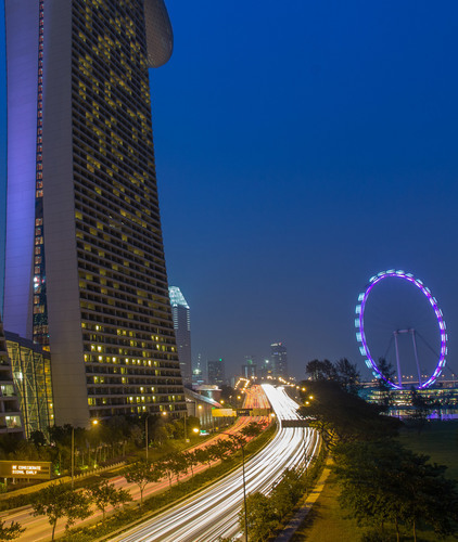 Marina Bay boyunca Singapur gökdelenler