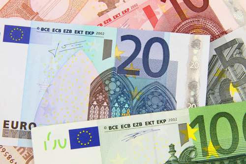 Diferentes billetes de euro