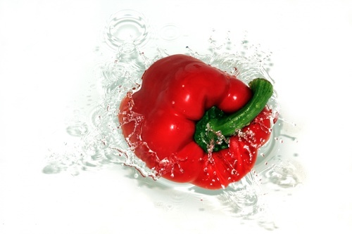 Röd paprika i vatten