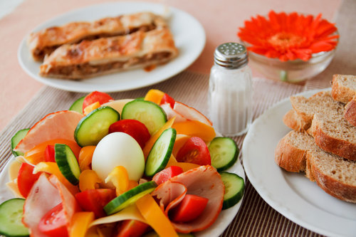 Café da manhã com pão e salada
