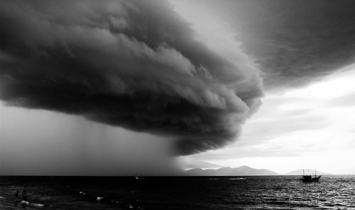 Nuvens negras de tempestades no mar