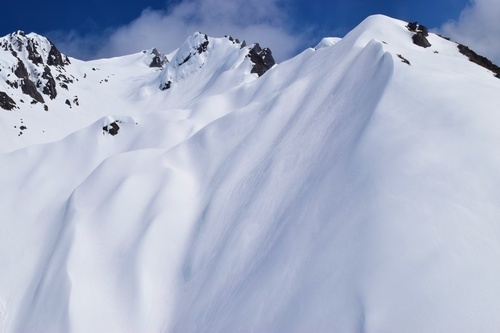 Незайманому снігу на гірські вершини