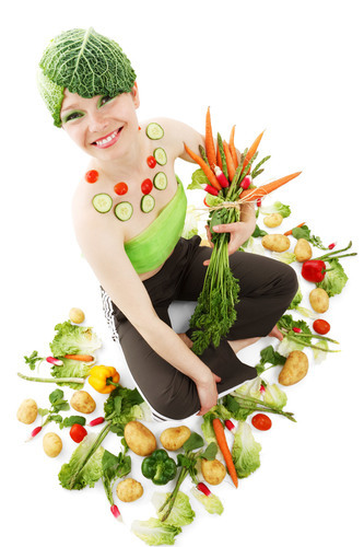 Flicka med grönsaker