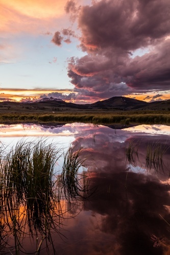 Coloridas nubes sobre el lago