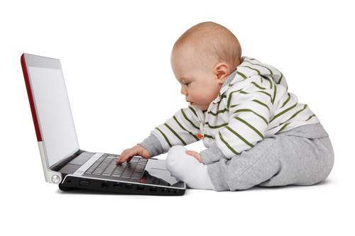Bebê com laptop
