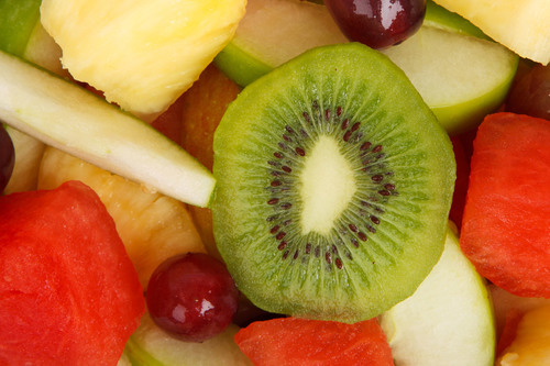 Sağlıklı meyve salatası