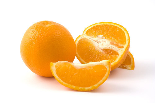 Pomeranče na bílém pozadí