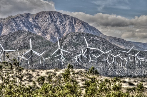 Molinos de viento en un desierto