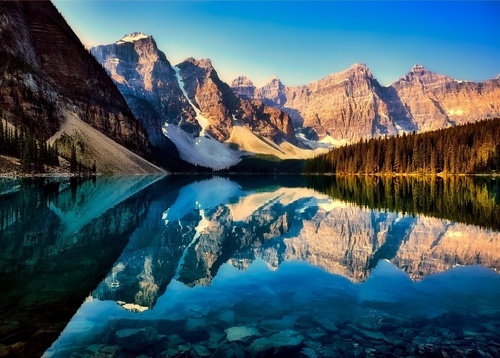 Озеро спокойное Морена зеркального отображения в горы