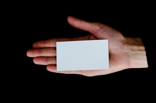 Blanco en la mano tarjeta
