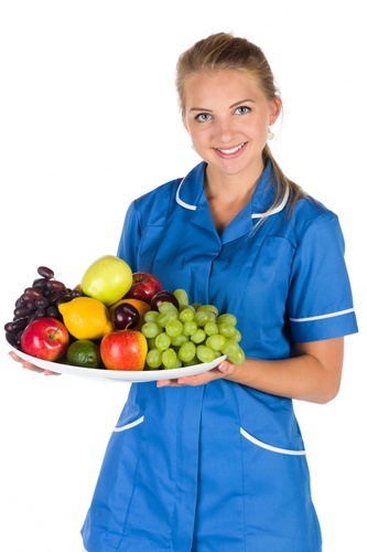 Sjuksköterska och en skål med frukt