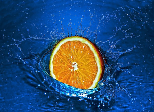 Splash de laranja fresco em água