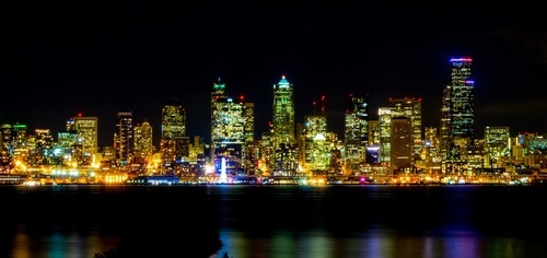 Dans la nuit, les lumières de ville Seattle