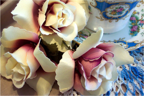 Umělé růže položil na stůl