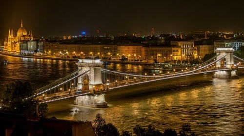 Budapest Chain Bridge bij nacht