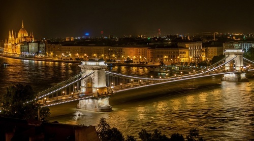 Budapest Chain Bridge på natten