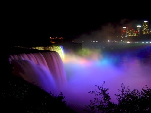 Niagarské vodopády s rozehrálo světla