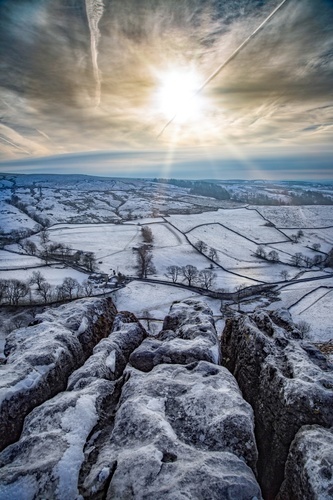 Terras agrícolas de coberto de neve do inverno
