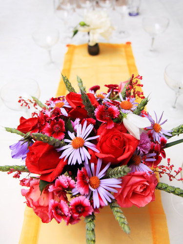 Bloemen arrangement op tafel
