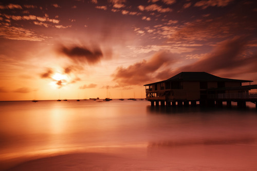 Orange coucher de soleil sur la mer