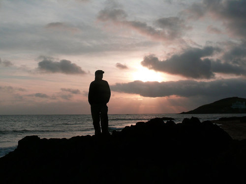 Silhouette d’un homme au coucher du soleil