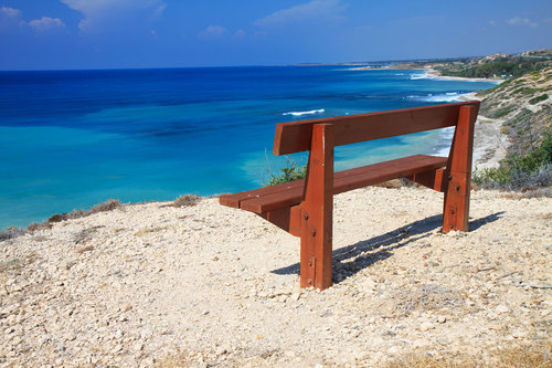 Bench op de heuvel boven de zee