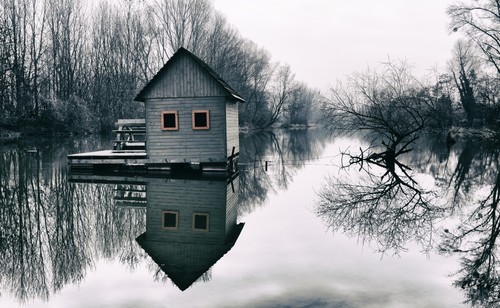 Moinho de água de madeira sobre o rio Danúbio