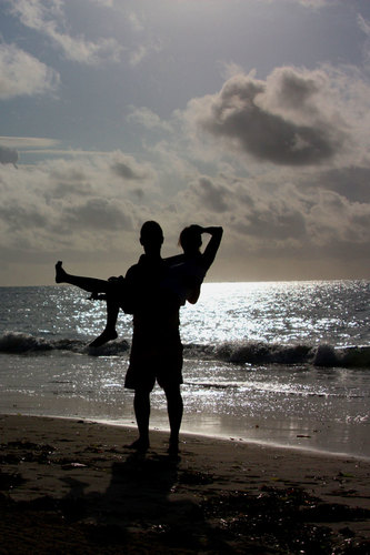 Romántica pareja en el atardecer