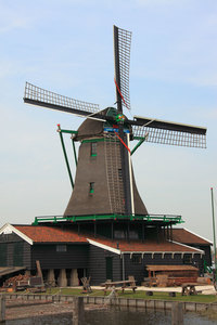 Традиционная ветряная мельница в Голландии