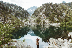 Femme photographiant un lac