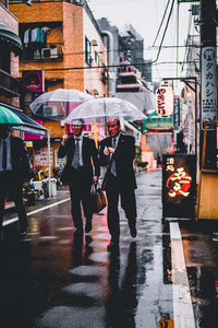 Homens com guarda-chuvas transparentes