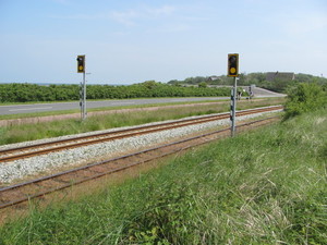 Chemin de fer à côté de la route