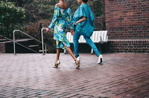 Meninas andando nas ruas de Londres, Barbican Centre, Londres, Reino Unido (Unsplash). jpg