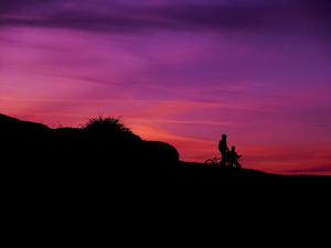 Mountain bike nel tramonto