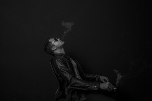 Homme jouissant de fumée