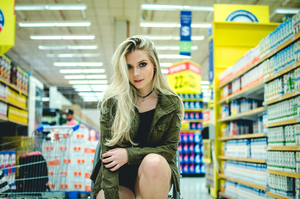 Menina em supermercado