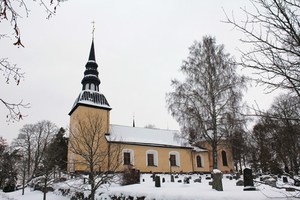 Iglesia de la campiña en invierno
