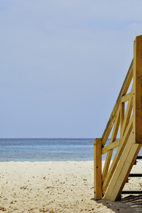 Playa con escaleras de madera