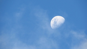 Media Luna en el cielo azul