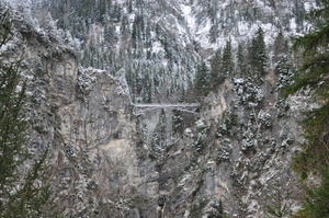 Puente entre montañas