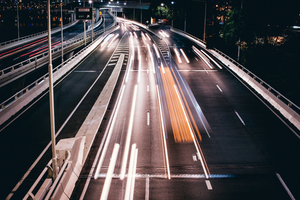 Snelle autosnelweg tijdens de nacht