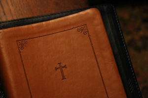 Croix sur la Bible
