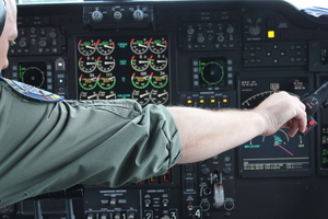 Pilote managing the plane