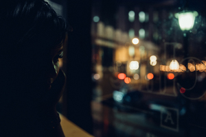 Chica triste en un café en la noche