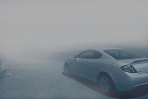 Carro na névoa