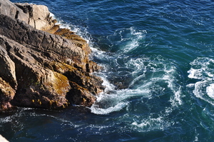 Salpicos de água do mar nas rochas