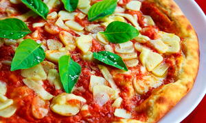 Пицца с листьями базилика