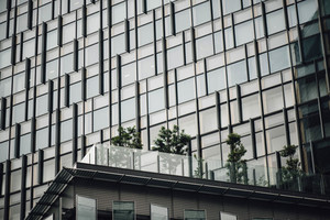 Terrasse de bâtiment en verre