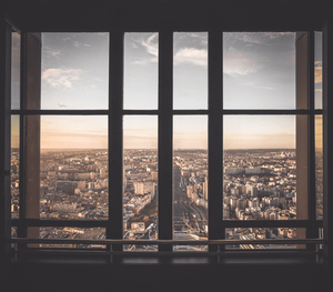Uitzicht op de stad vanuit raam frame