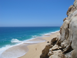 Скалы на песчаном побережье